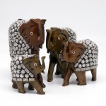 Семья слонов из дерева, украшения из металла (4 шт.)