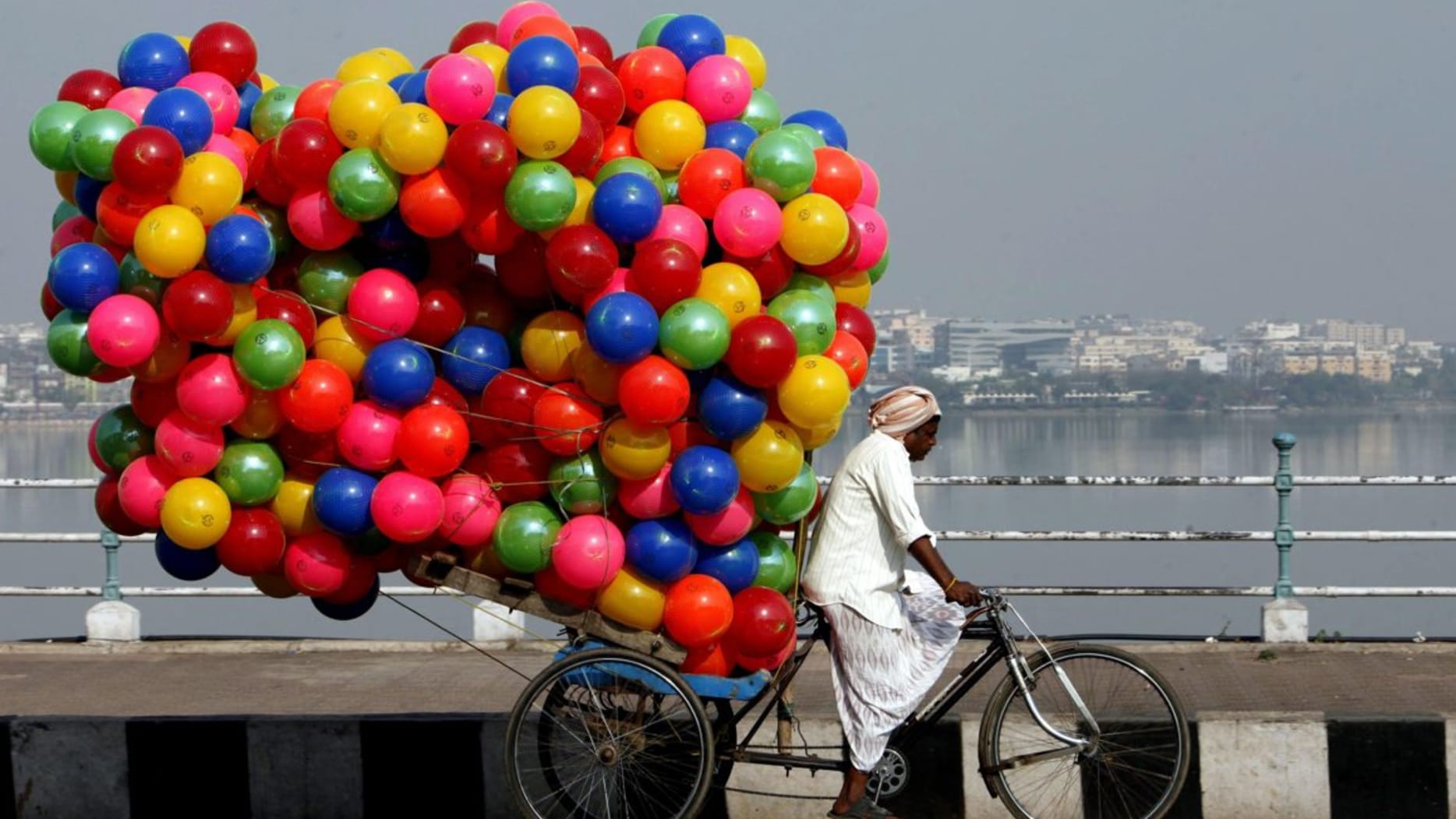 Доставка надувных шаров. Воздушные шары. Воздушный шарик. Машина с воздушными шариками. Шарики воздушные прикольные.
