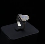Кольцо, родированное серебро, натуральный камень, Лунный камень, 5.42 г, проба 925, размер 17