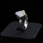 Кольцо, родированное серебро, натуральный камень, Лунный камень, 5.13 г, проба 925, размер 16.5